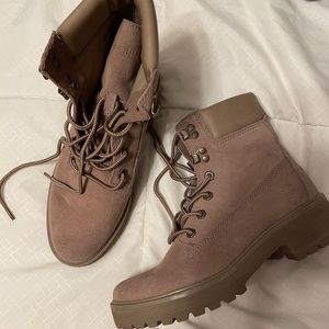 Never Worn Timberland woman’s boots